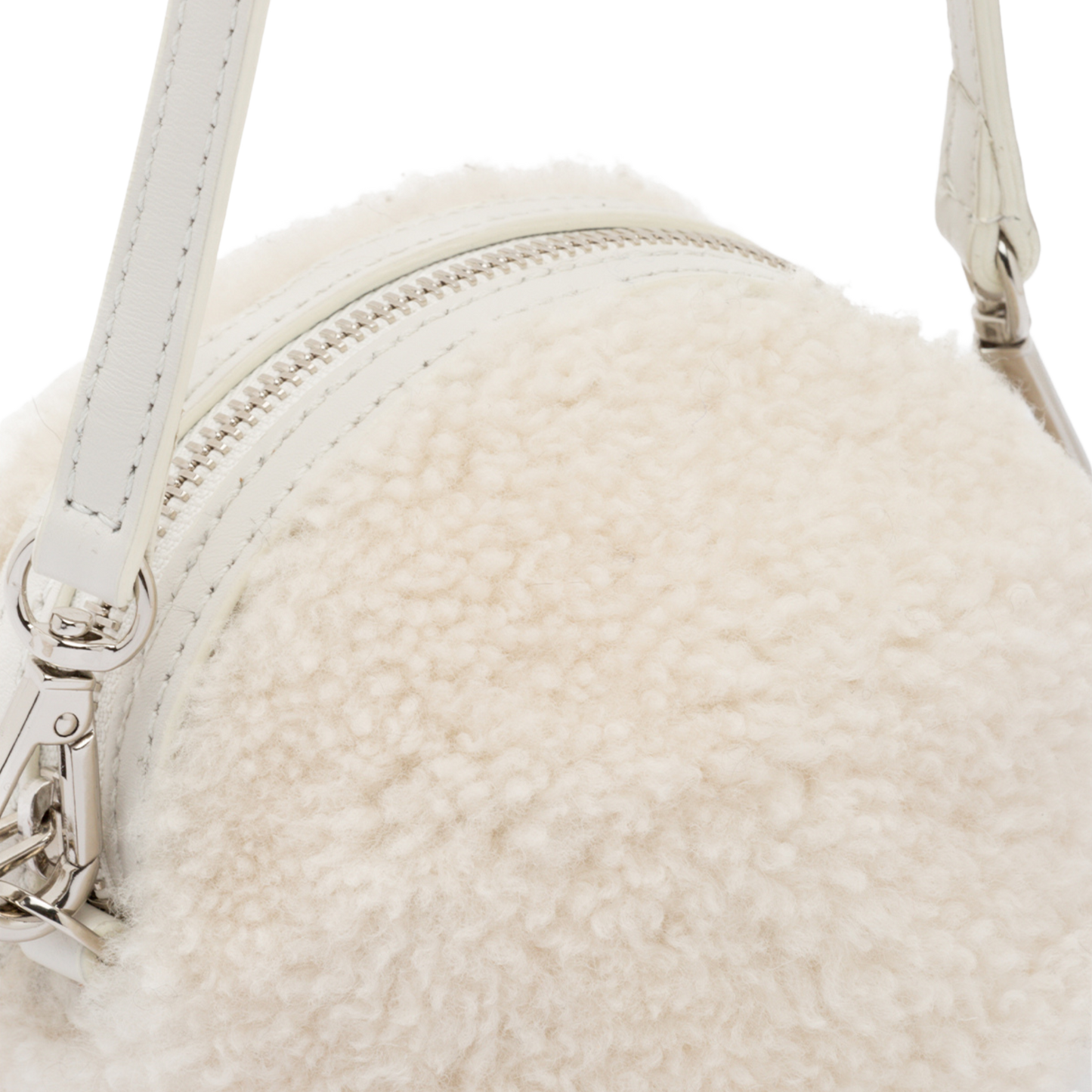 small rounded pochette in lamb fur with leather handle